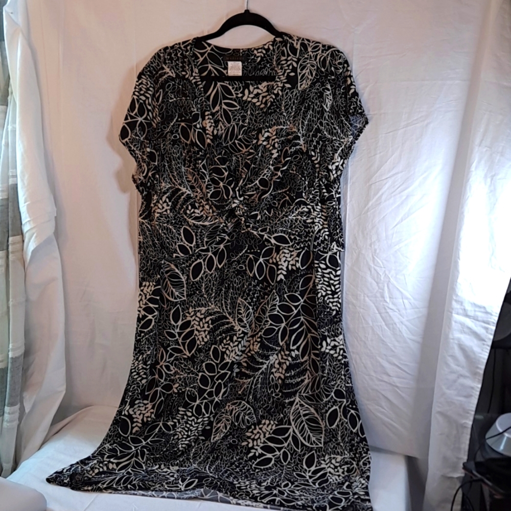 Mariage brand knit dress. 14/16? 44 around under armpits. Black and white.